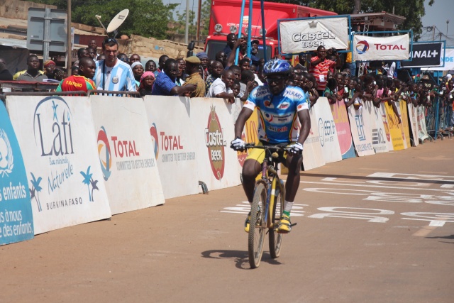 Le malien Tidiani Sanogo a franchi la ligne d'arrivée avec un VTT