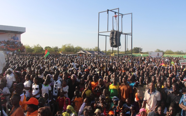 Les militants du MPP écoutant attentivement le programme de société de leur candidat Roch M.C. Kaboré